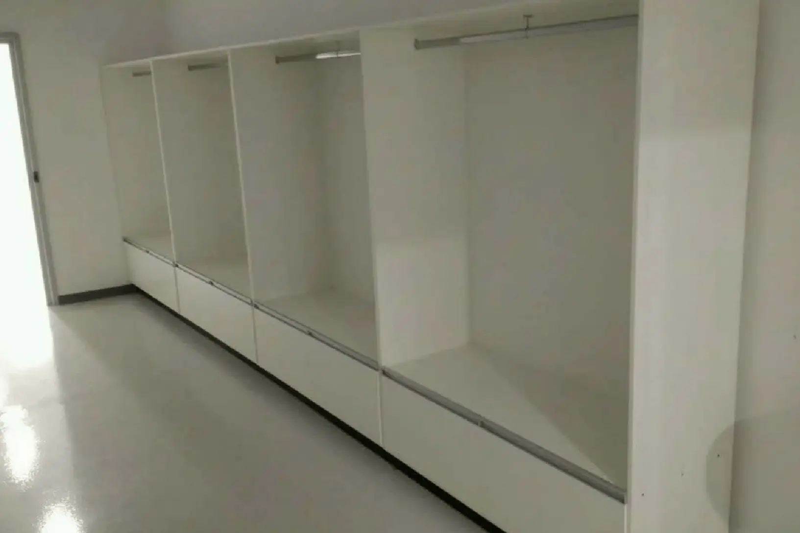 ARMÁRIOS TIPO ROUPEIRO