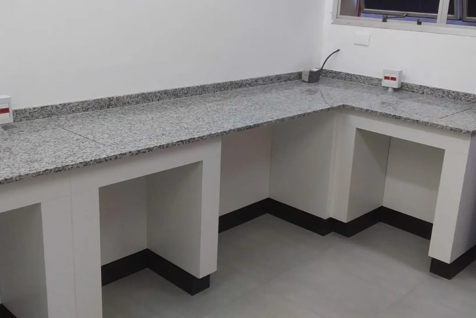 MESA DE BALANÇA PARA LABORATÓRIOS